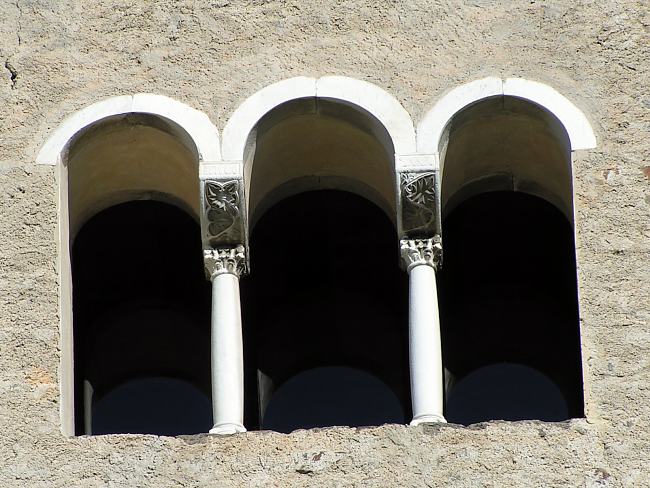 File:Trifore Schloss Tirol II.jpg