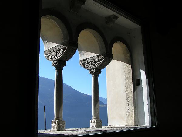 File:Trifore Schloss Tirol.jpg