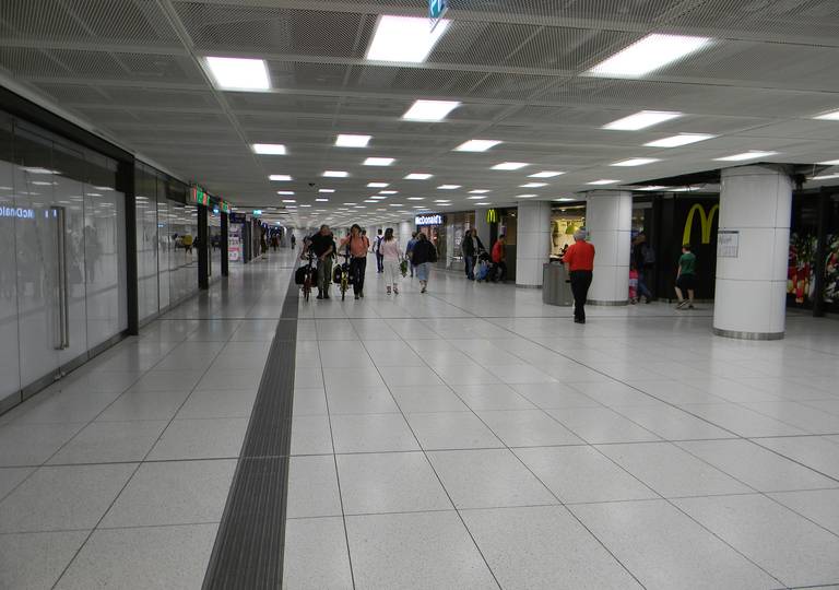 File:104 EKZ Hauptbahnhof München.jpg