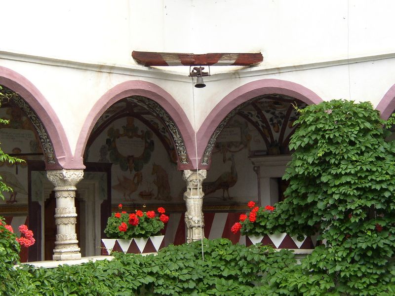 File:Churburg Marmorsäulen.jpg