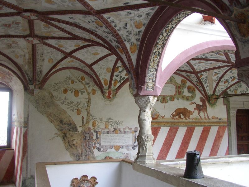 File:Churburg Marmorsäulen II.jpg
