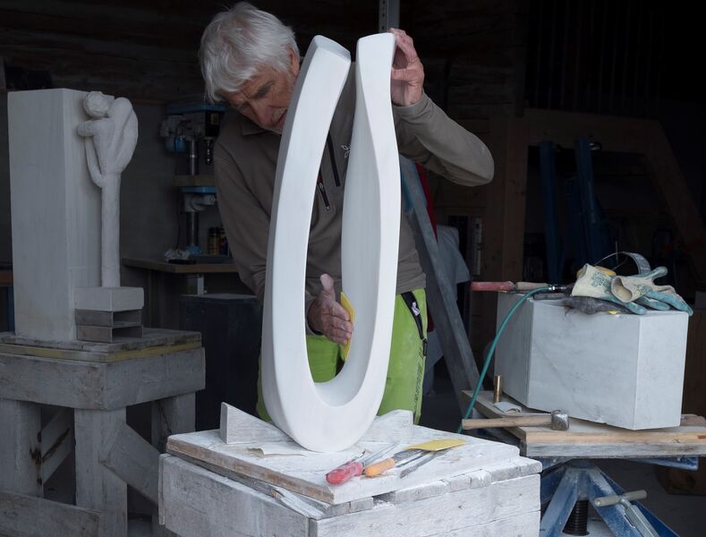 File:Andreas Anderegg mit Kunstwerk.jpg