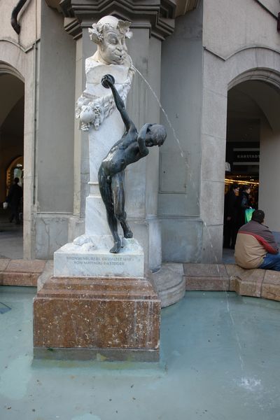 File:49 Brunnenbueberl.jpg