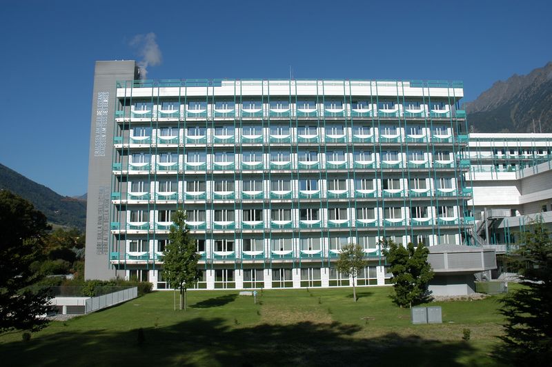 File:Krankenhaus Meran III.JPG